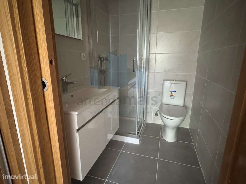 Vende-se apartamento NOVO, T2 com garagem e um sótao, Ultimo piso-10