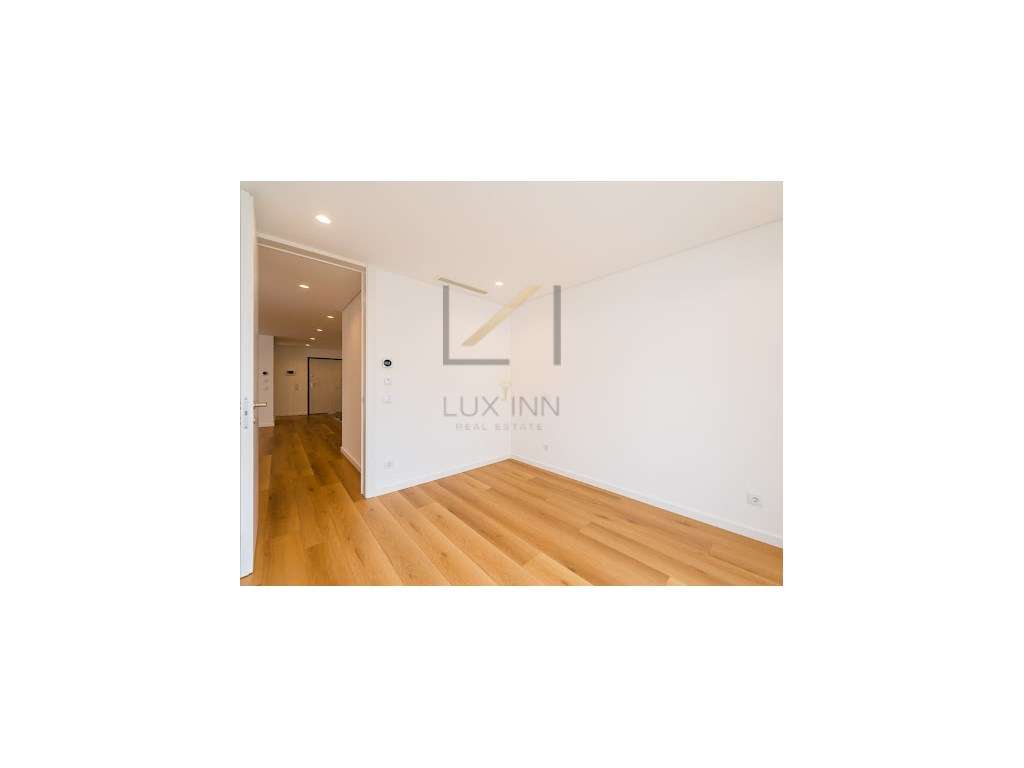 Moradia de Luxo T4 , São Pedro Do Estoril, com Piscina e Garagem-25