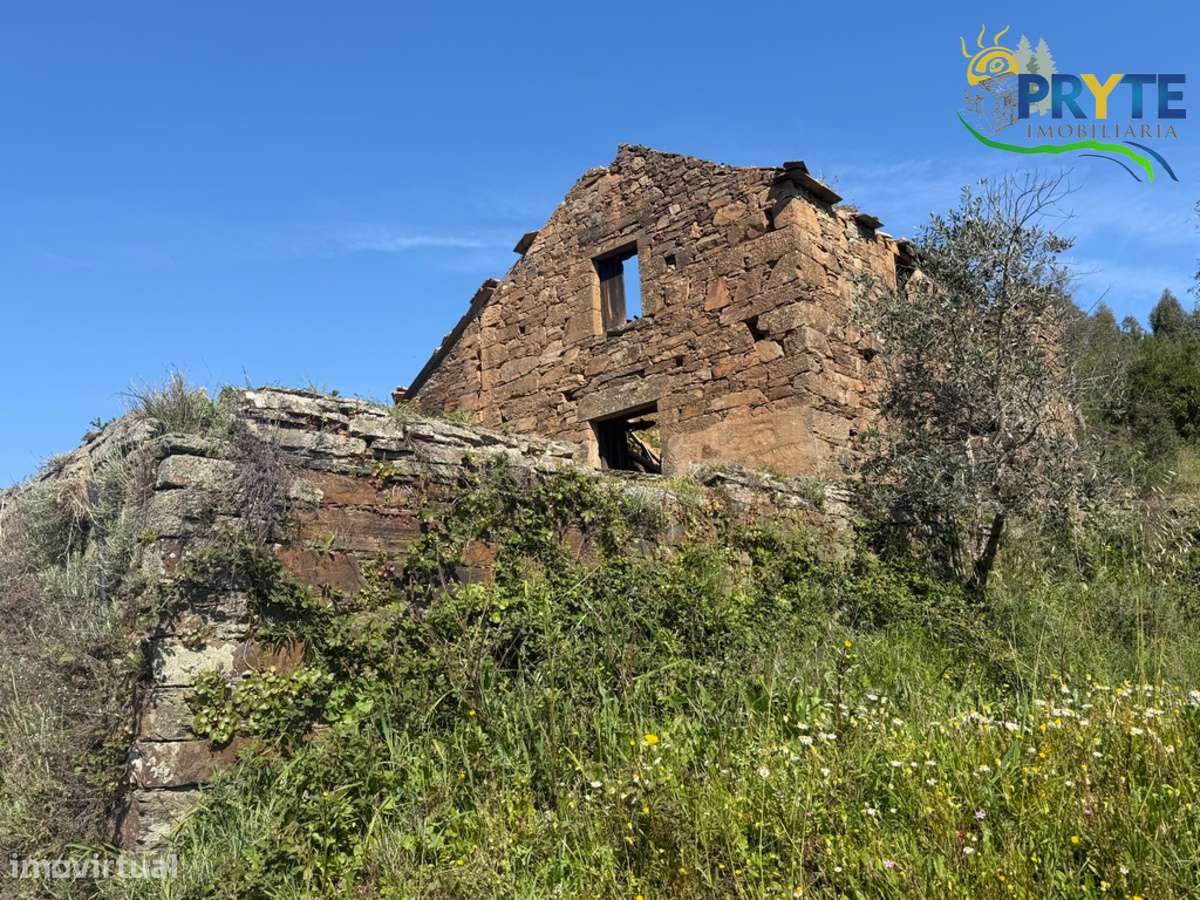 Ruína em pedra de xisto com boas vistas sobre a Aldeia e a Ribeira-6