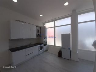 Espaço Remodelado com  2 pisos  no Laranjeiro