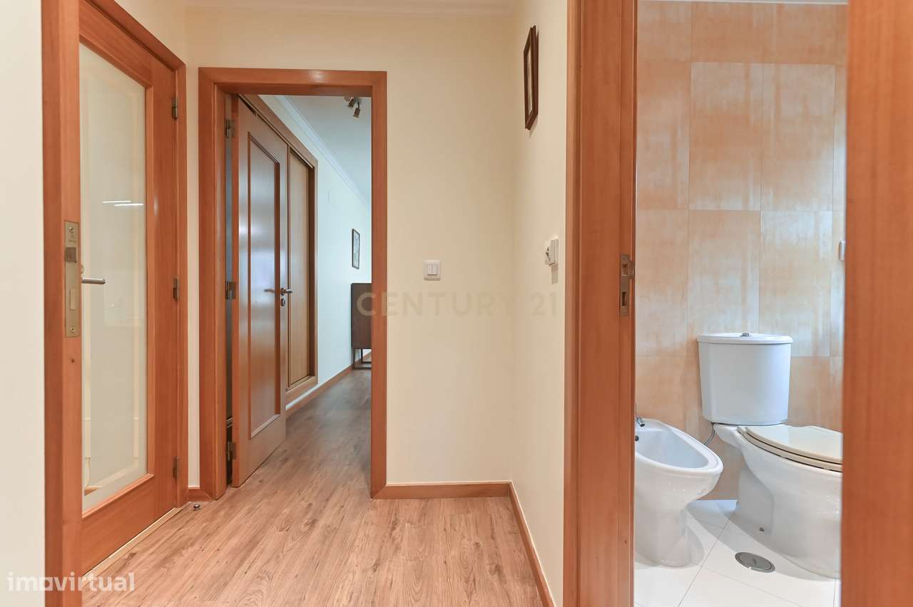 Apartamento T2 com garagem box e acessos adaptados na Urbanização Oute-14