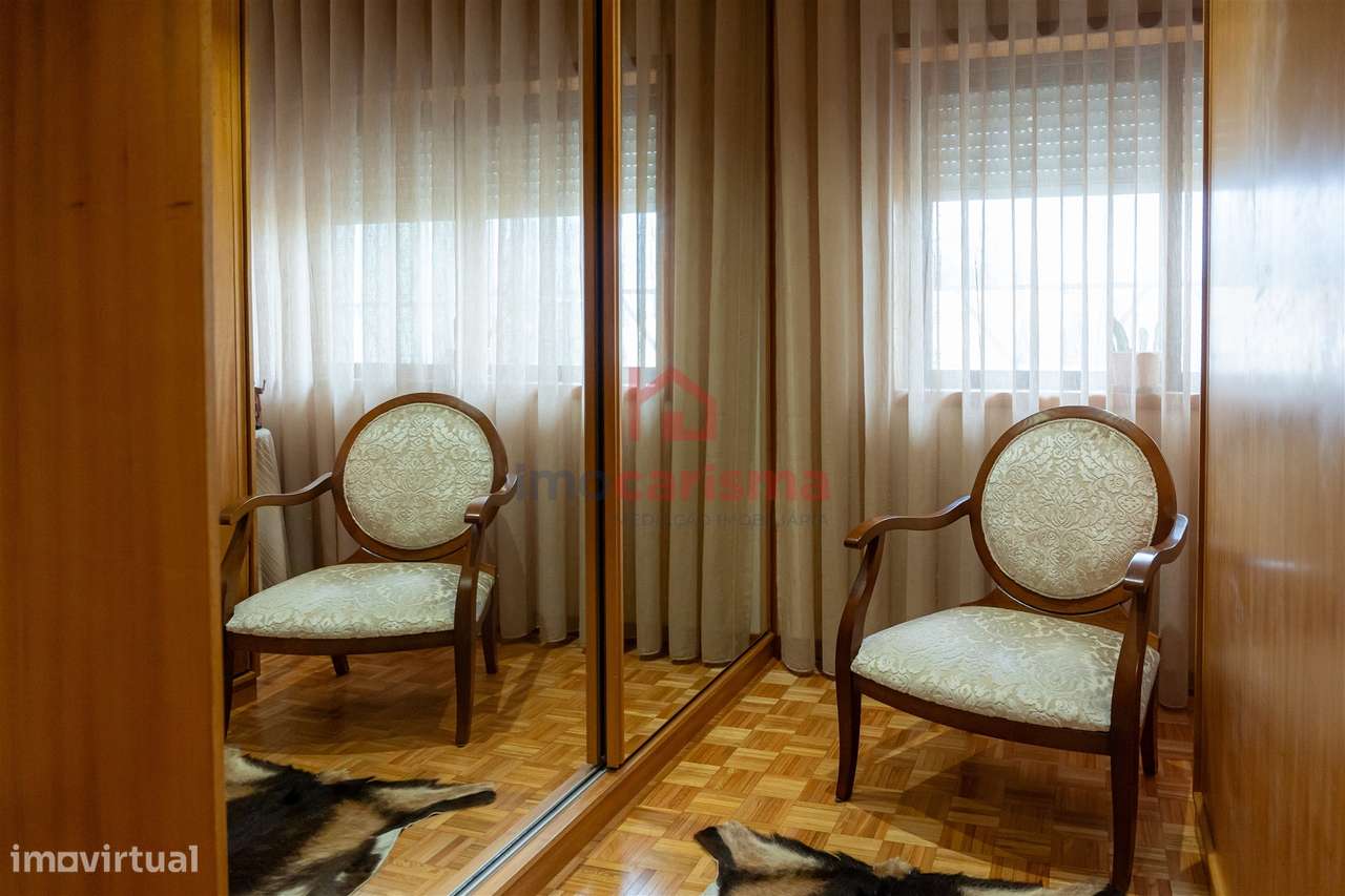 Apartamento T4 transformado em T3 no centro de Vila das Aves, Santo Ti-30