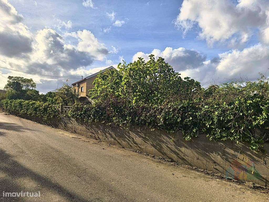 Moradia T4 com construção robusta e terreno perto IC9- Tomar-3