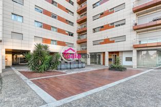 Apartamento T3 com dois lugares de garagem, centro de Paços Ferreira