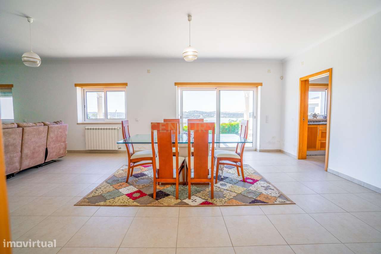 Moradia T6, localizada numa das zonas mais valorizadas do Oeste-9