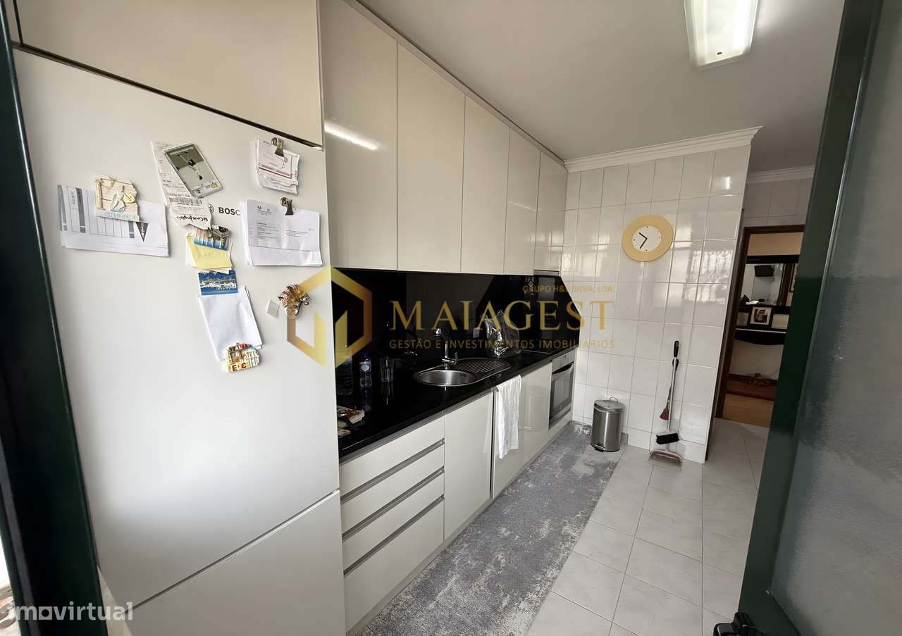 Apartamento T2 Renovado na Madalena com Garagem e Arrumos-10