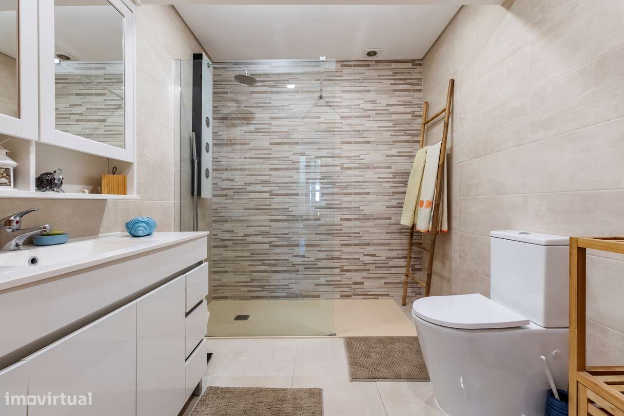 Apartamento T3 convertido em T2 c/ 2 Salas, Semi Remodelado em São Mar-33