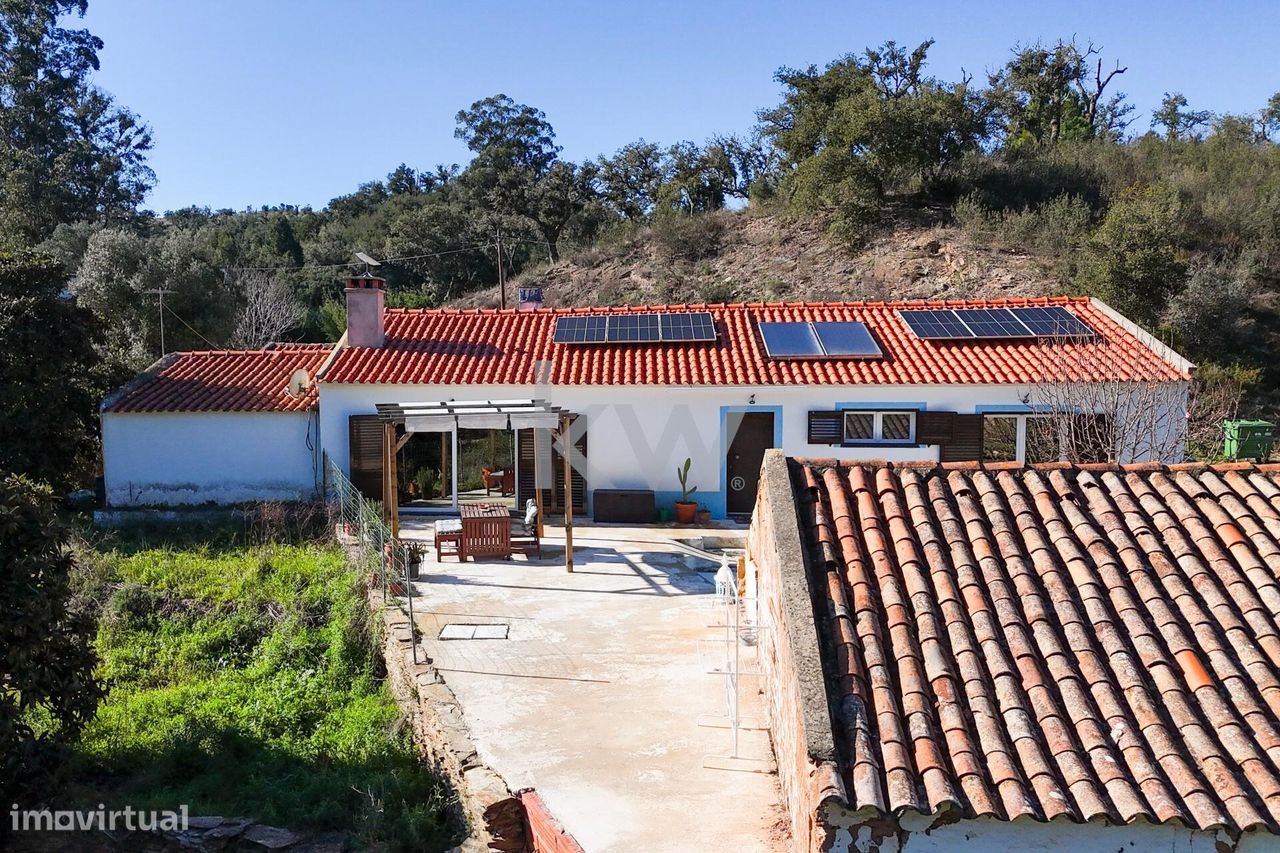 Casa Remodelada em terreno com 7 hectares em São Martinho das Amoreira - Grande imagem: 1/28