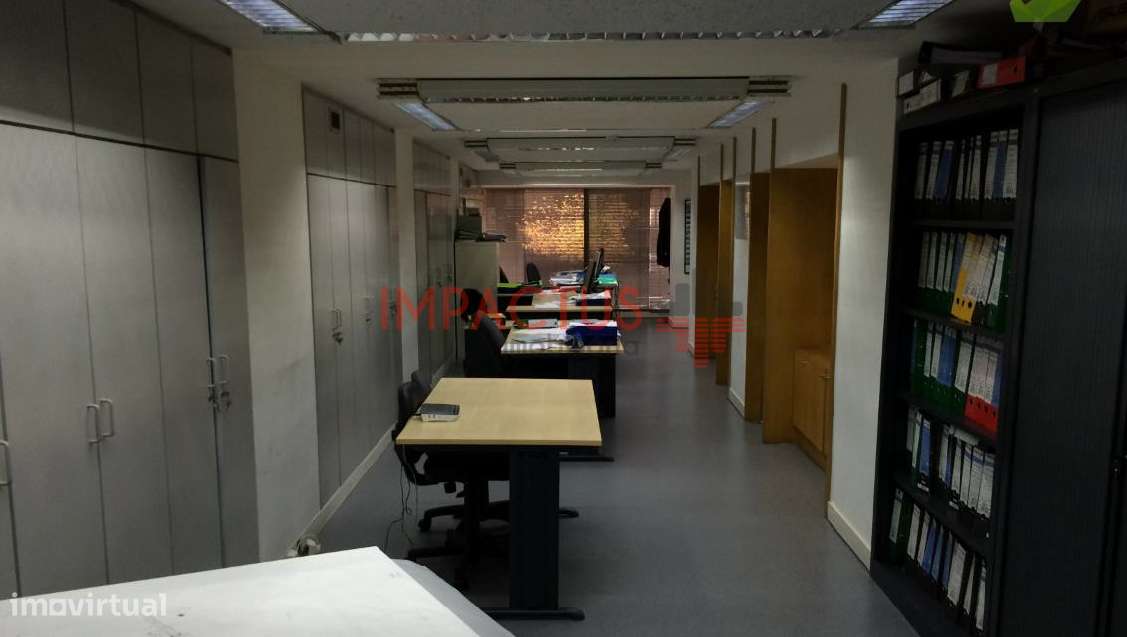 Loja de 800m2 com onze lugares de garagem - Grande imagem: 4/8