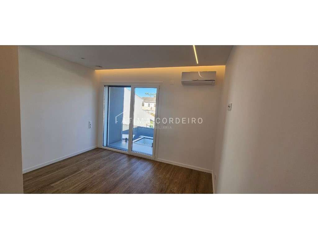 Excelente Moradia T3 Isolada com Piscina e garagem com acabamentos ...-29
