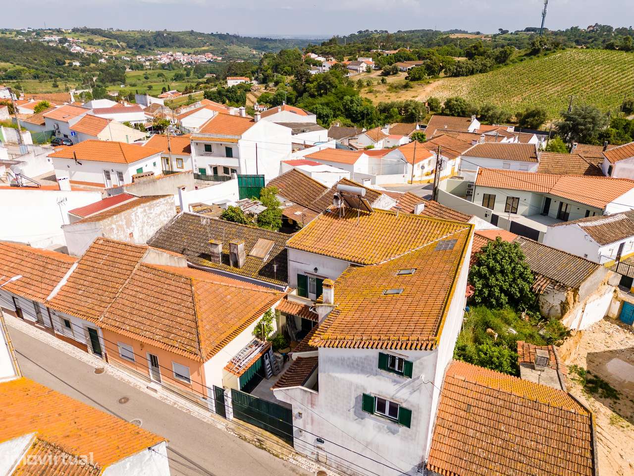 Moradia T4 | áreas generosas | espaço exterior | sótão-46