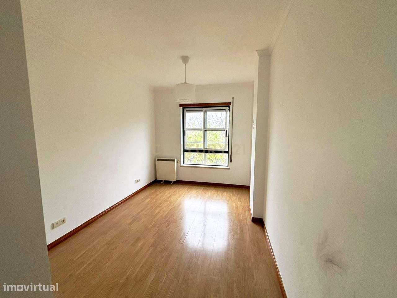 Apartamento T2 com Luz Natural e Localização Tranquila-5