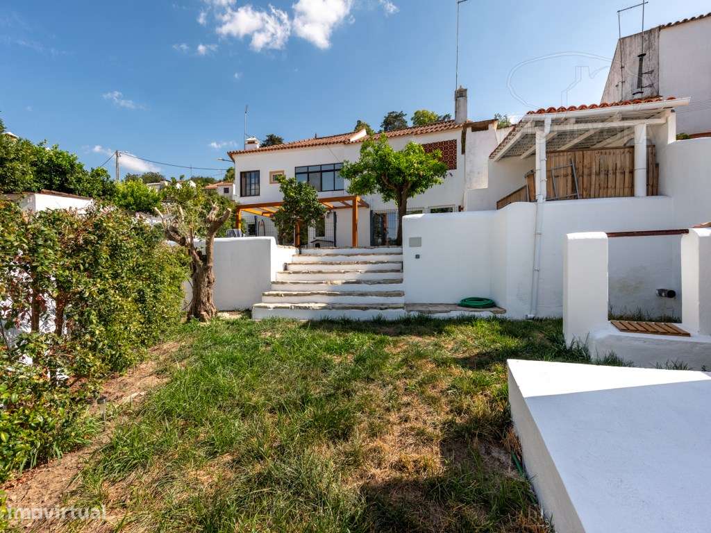 Entre o Castelo e a História | Moradia T2 com Jardim e Garagem no C...-27