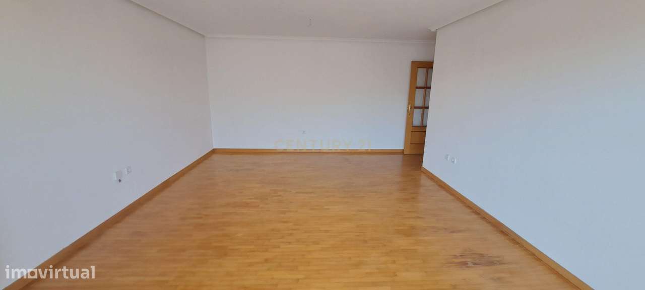 T3 com Suite, Estacionamento e Arrecadação – Urb. Nova da Fonte da Pr - Grande imagem: 4/20