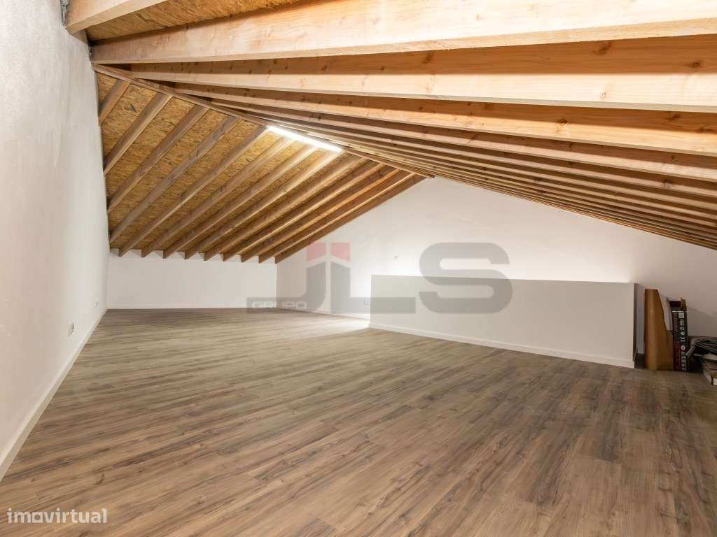 Moradia V1+1 Totalmente Remodelada com Vista Mar em Água de Alto-24