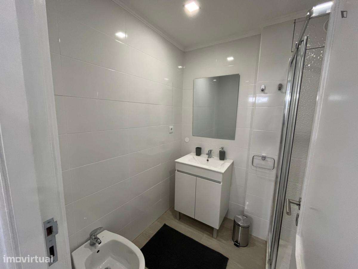 Quarto - localizado em Custóias Porto - Grande imagem: 5/18