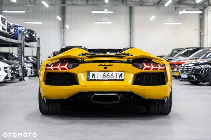 Lamborghini Aventador Roadster LP700-4 - 17