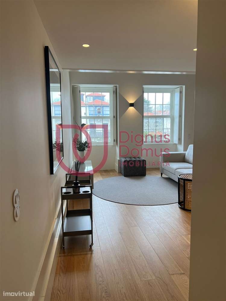 Elegante apartamento T0 Mezanine num Edifício Centenário no Largo do C-6