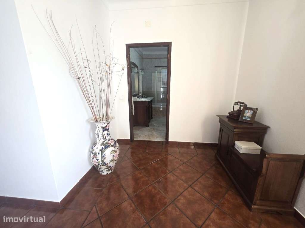 Moradia Isolada, T5, com garagem, na Vila de Redondo-15