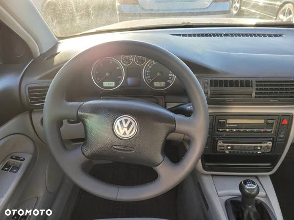 Volkswagen Passat 1.9 TDI Comfortline - 23