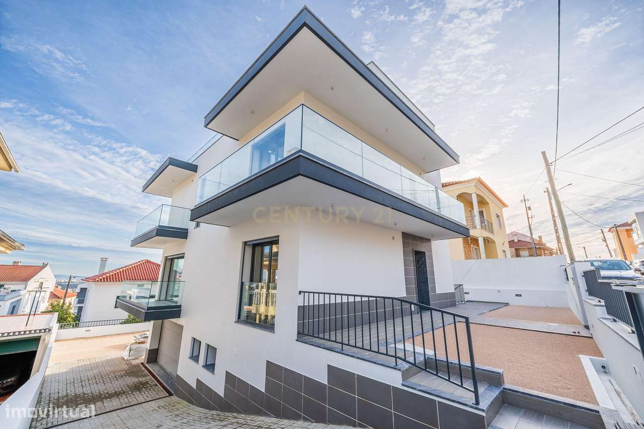 Moradia T4+1 Contemporânea com Piscina-0