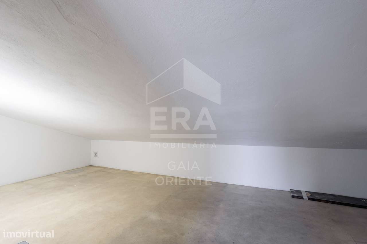 Moradia T3 Renovada junto à A1 nos Carvalhos-18