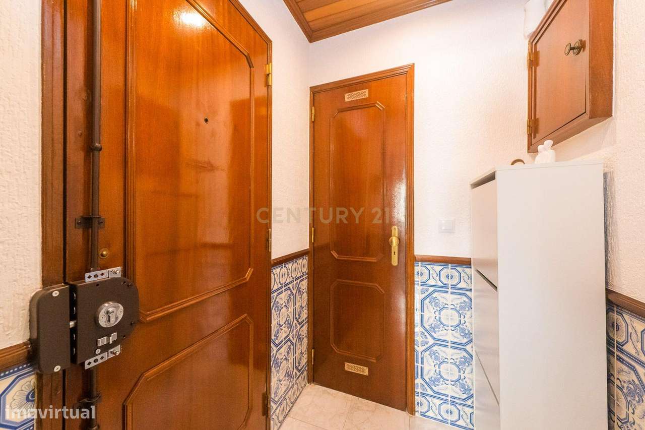 Apartamento T2 em bom estado, parcialmente remodelado-10