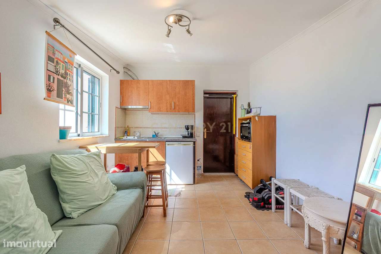 Moradia T2 Geminada C/ 2 Apartamentos Independentes e 238 M2 de Área E-28