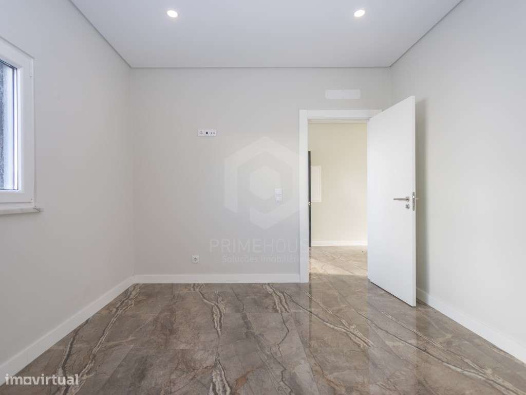 Moradia isolada T5 acabamentos Premium/ piscina e garagem-14