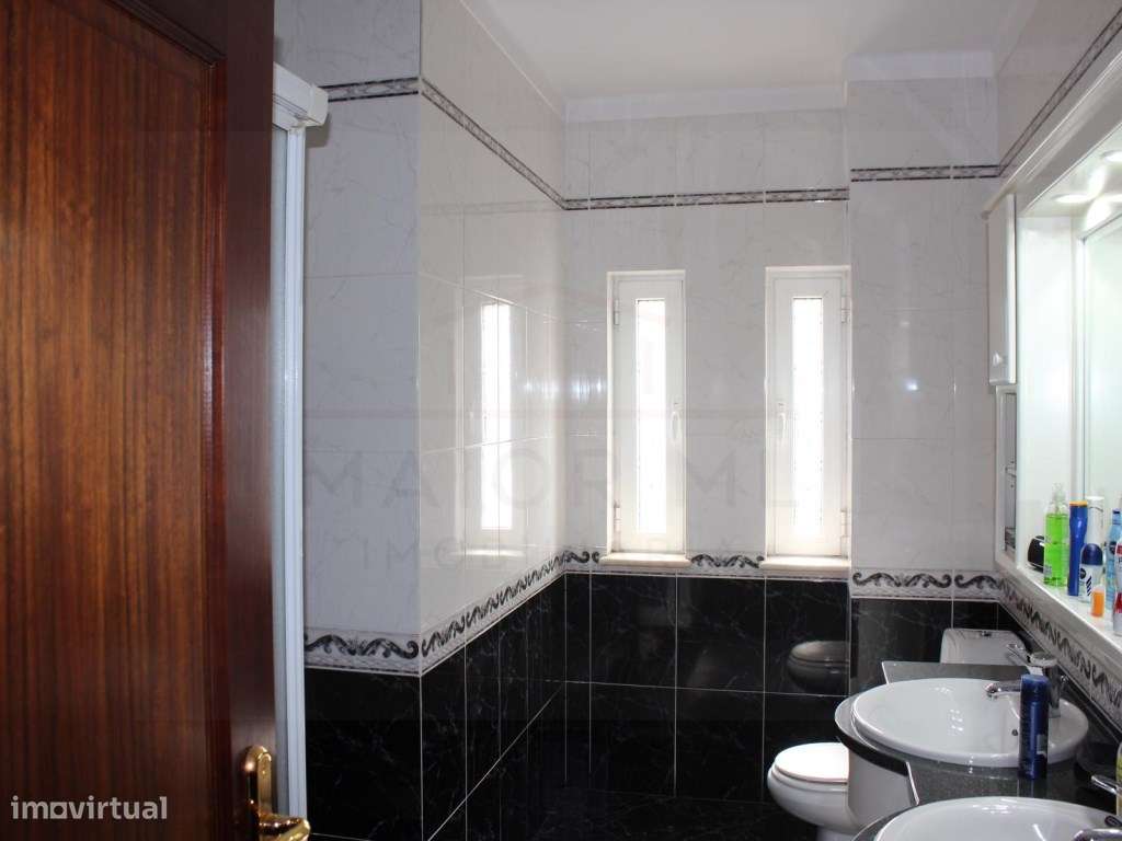 Luxuosa moradia T5 + 1 em Rio Maior-25