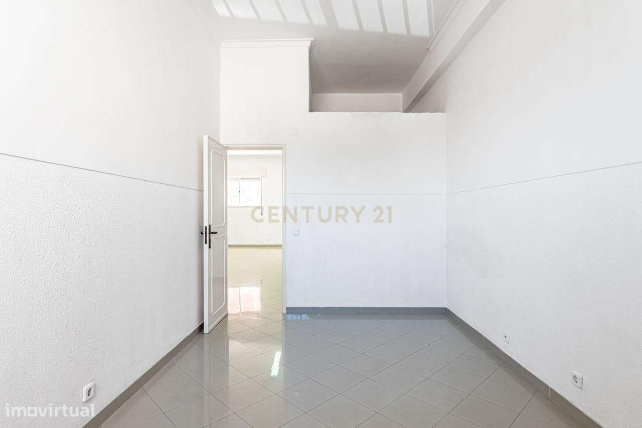 Loja para Venda em Odivelas – 91 m² | Junto ao Metro | Potencial para-10