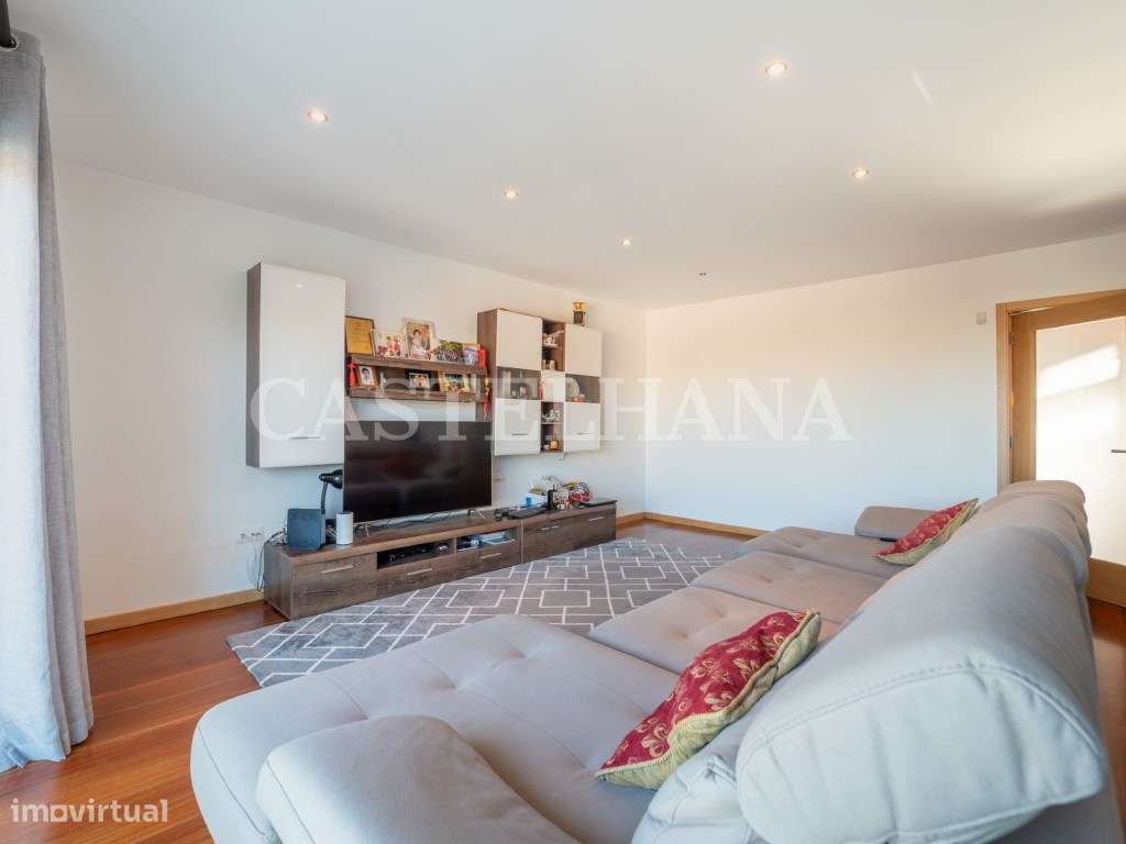 Moradia T4+1 com jardim, terraços e garagem privada, próxima a Mari...-15