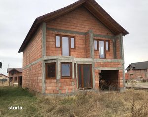 Casa la rosu de vanzare in Fantanele