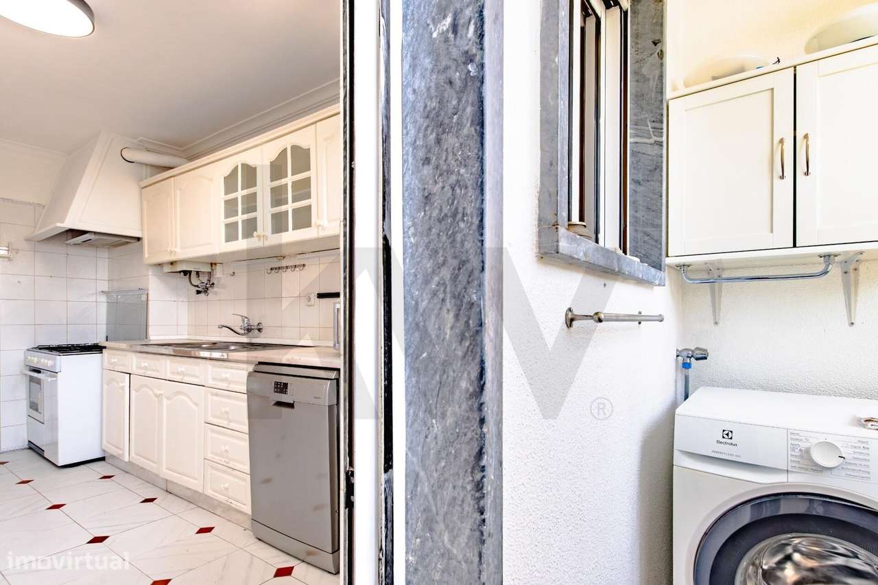 Apartamento T2 com Garagem Box e Vista Mar | Buzano – Parede-7