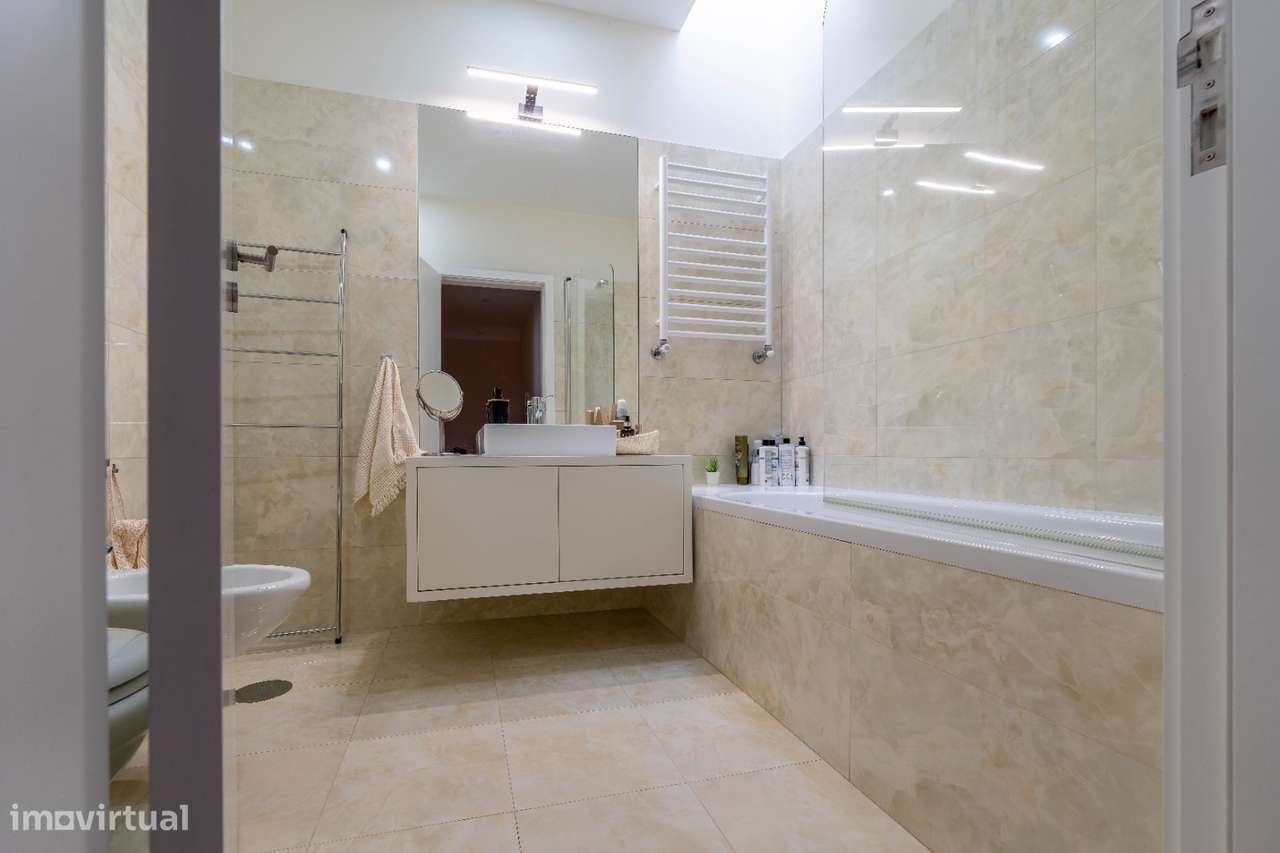 Moradia T4, em banda, de cave, rés-do-chão e andar, como nova!-20