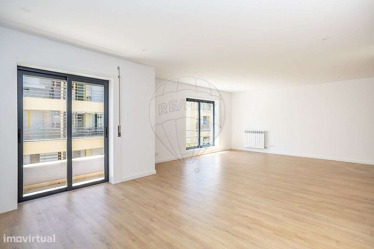 Apartamento T3 à venda em Camarate-3