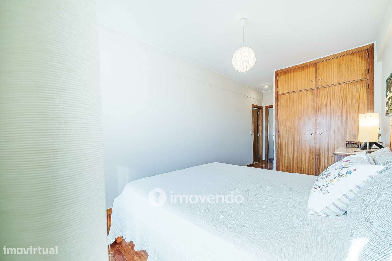 Apartamento T3, com garagem e arrecadação, na Ramada-30