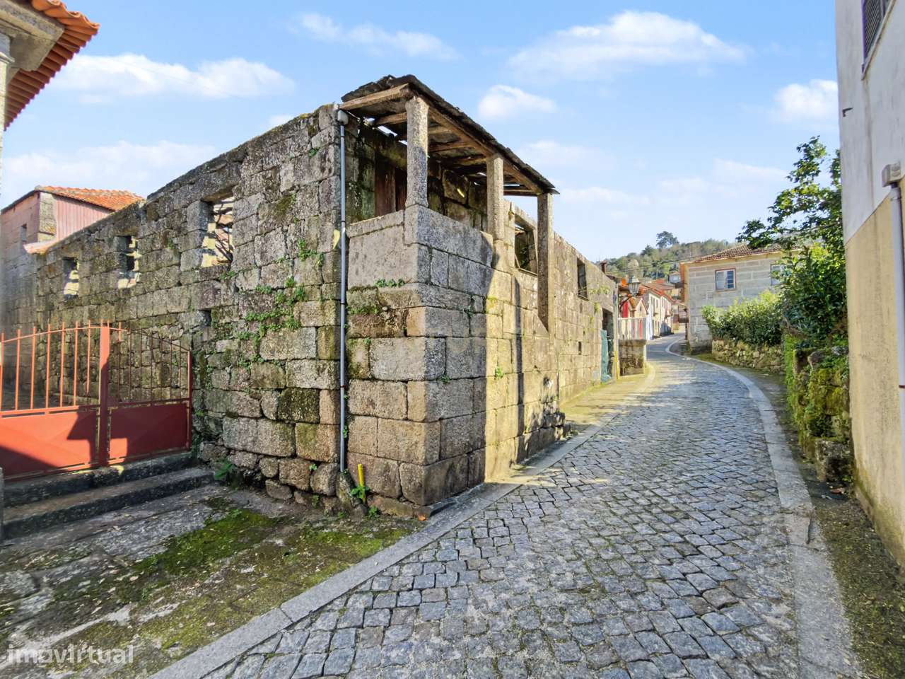Moradia em pedra para reconstrução com projeto hoteleiro aprovado em A-19