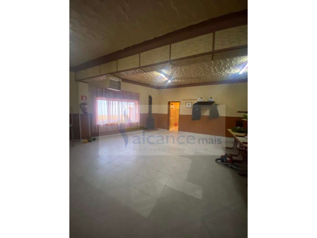 Excelente Moradia com Espaço Comercial em Vale de Vargo-8