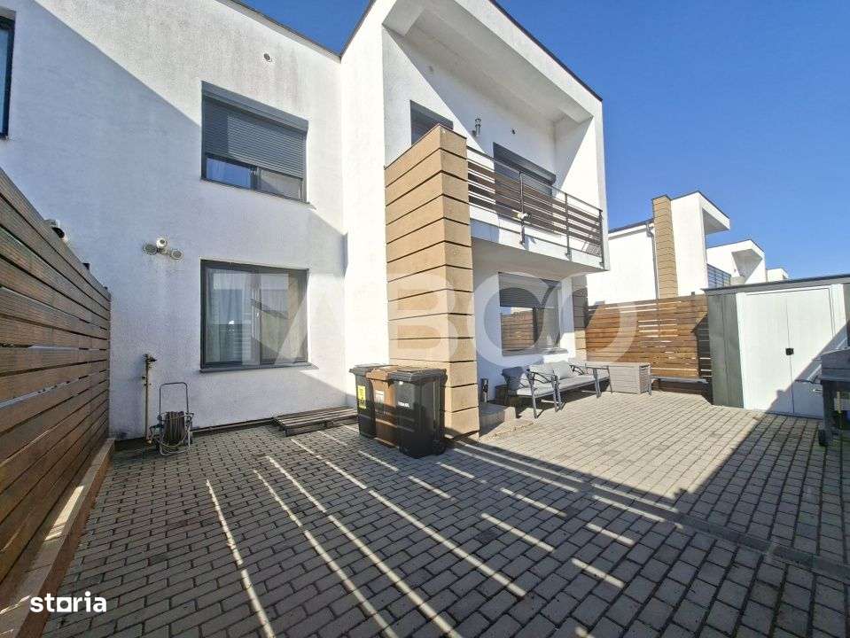 Casa de vanzare in Zavoi cu 3 camere 2 bai curte libera de 50 mp - Imagine principală: 3/19