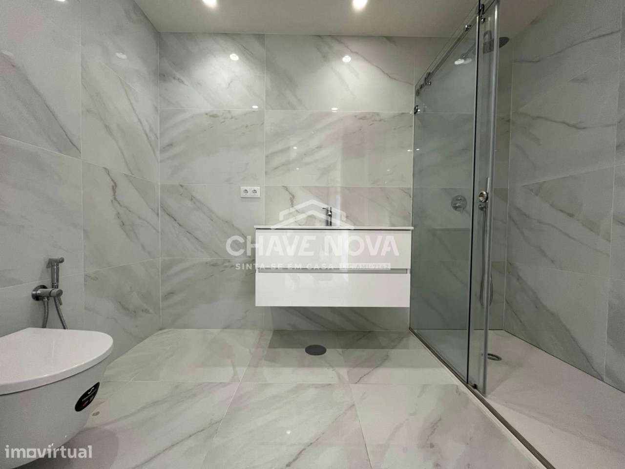 Apartamento T3 Novo Último Piso c/ Garagem Box em Coimbrões-14