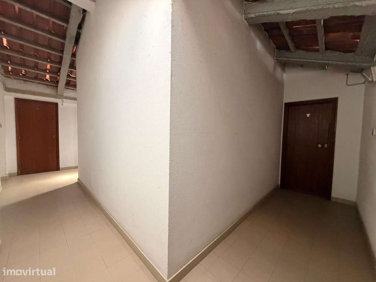Apartamento T2 com arrecadação - zona Conquinha-25