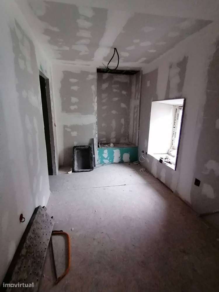 Vende-se Moradia T2 renovada junto a Cernache.-7