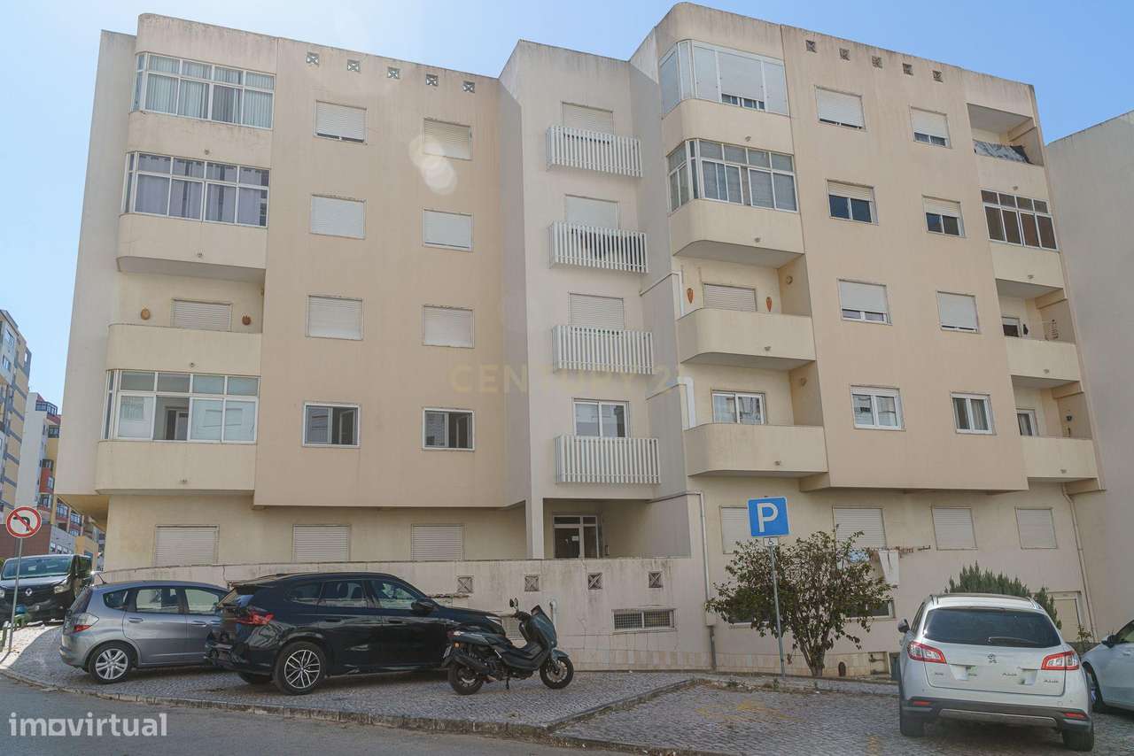 APARTAMENTO T4  CONVERTIDO EM T3 , SEMI REMODELADO, EM SETÚBAL-26
