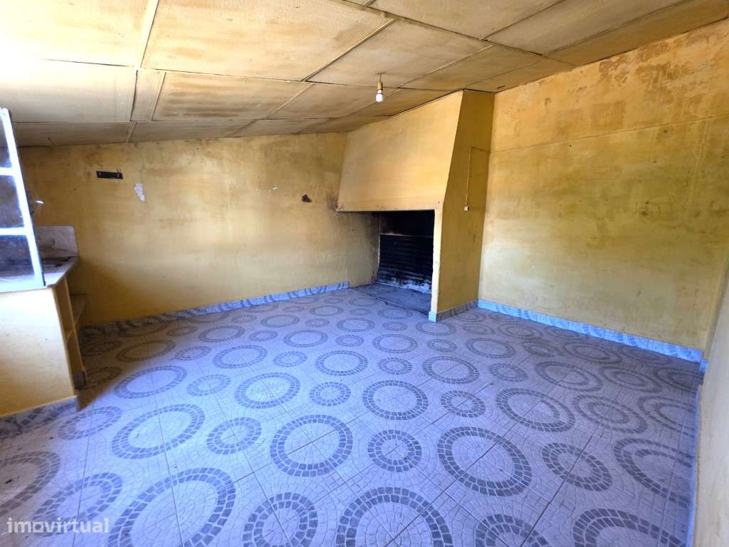Moradia T3 em Vila Viçosa, com garagem, inserida em lote de 3500 m2-16