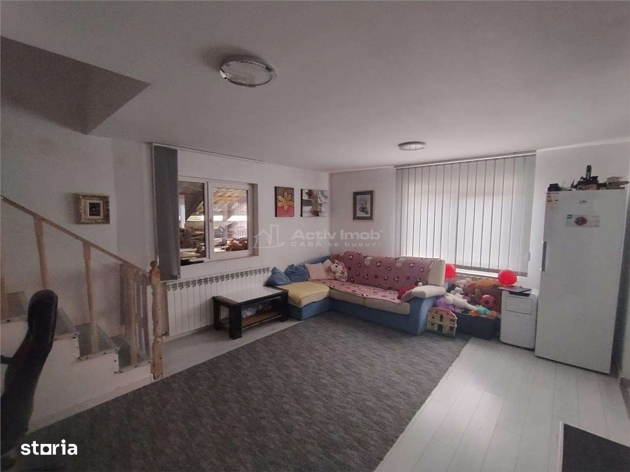 Petrosnita, Casa la Curte cu Garaj si Teren de 900 Mp - Imagine principală: 3/20