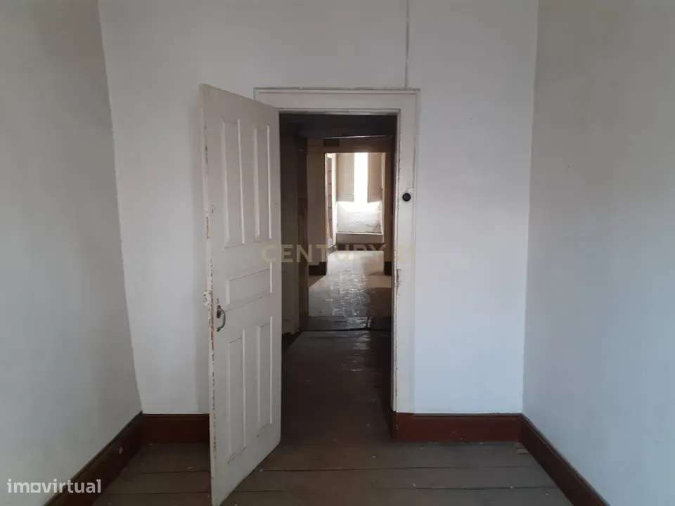 Prédio de gaveto no centro histórico de Chaves - Grande imagem: 5/22