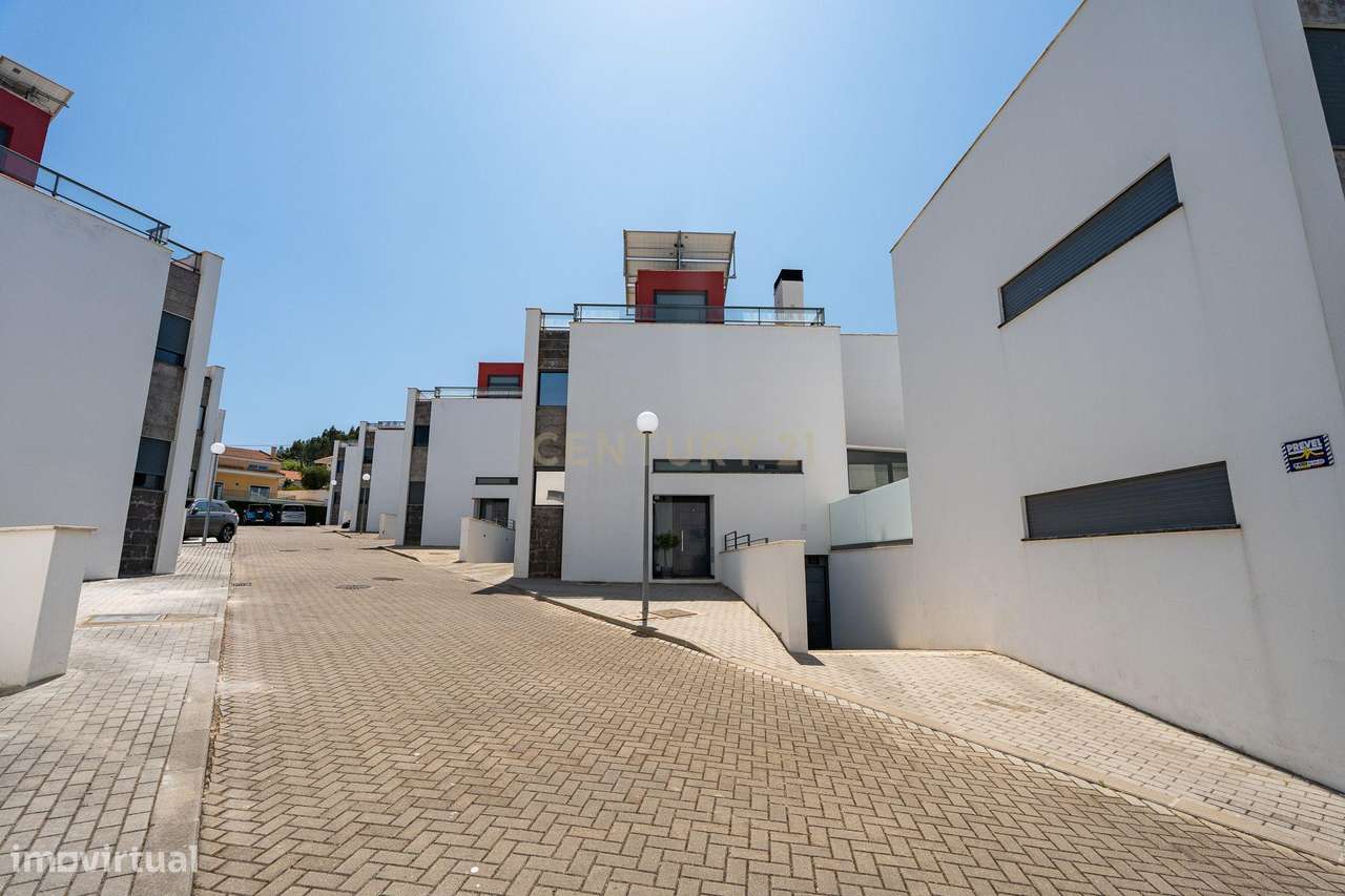 ** Moderna Moradia T4 c/ piscina e rooftop no condomínio privado "Vill-5