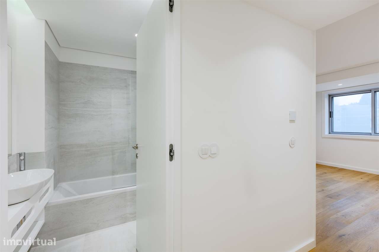 Apartamento T3 Renovado com Varandas na Avenida da Boavista-20