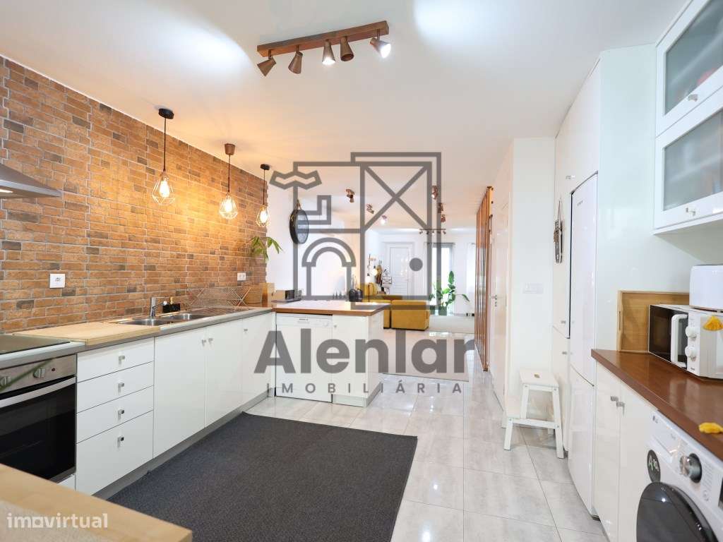 Moradia T3 como nova, no centro de Alhandra-4